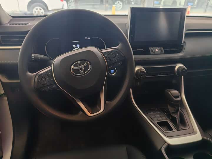 Фото 10 - Toyota RAV4