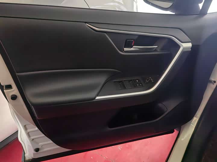 Фото 13 - Toyota RAV4