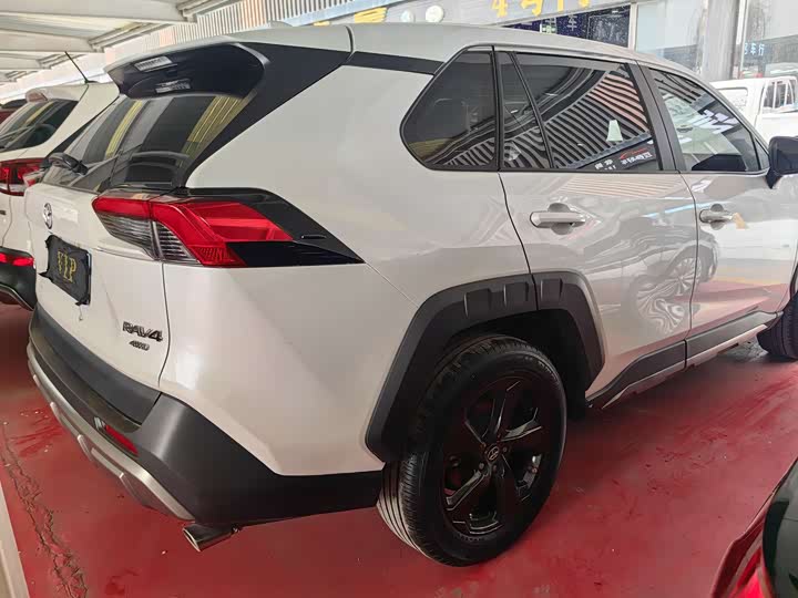 Фото 4 - Toyota RAV4