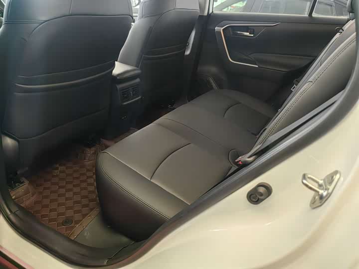 Фото 8 - Toyota RAV4