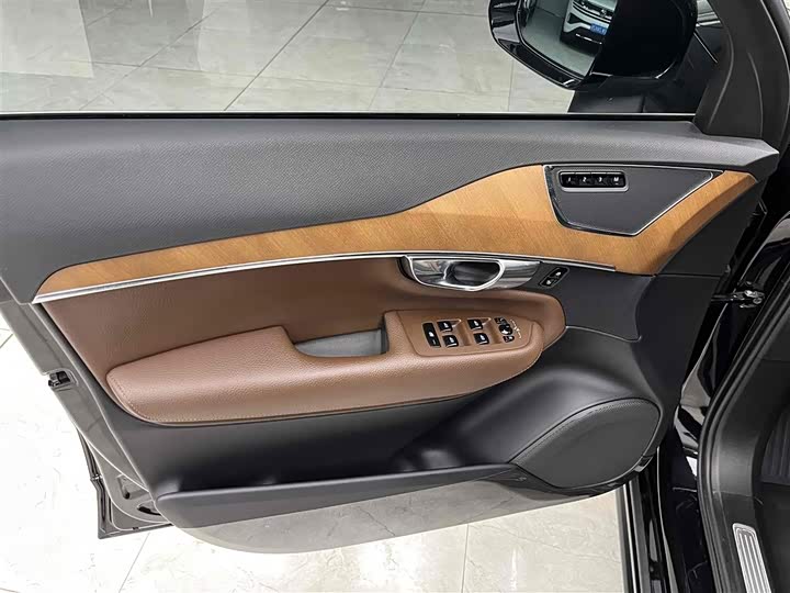 Фото 11 - Volvo XC90