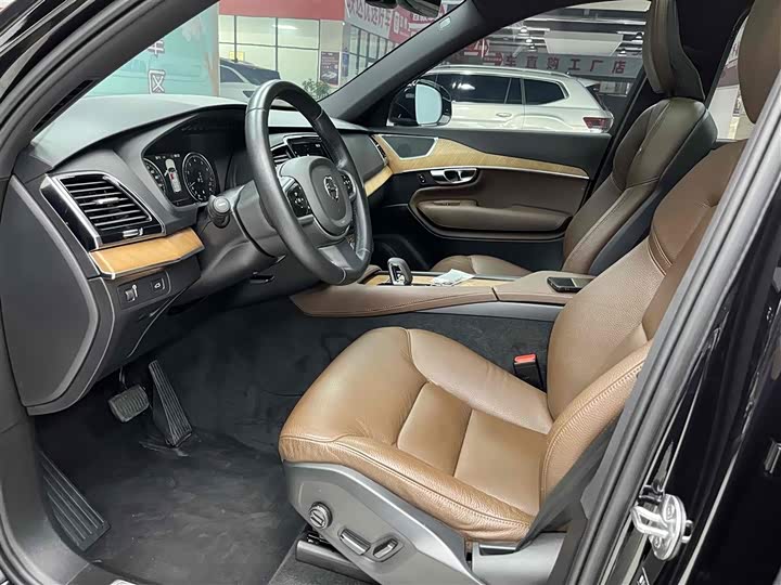 Фото 12 - Volvo XC90