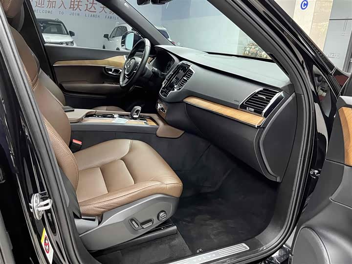 Фото 14 - Volvo XC90