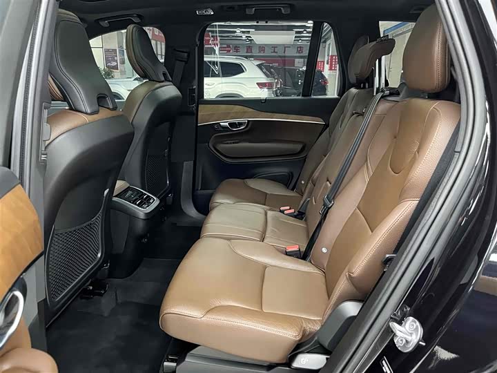 Фото 15 - Volvo XC90