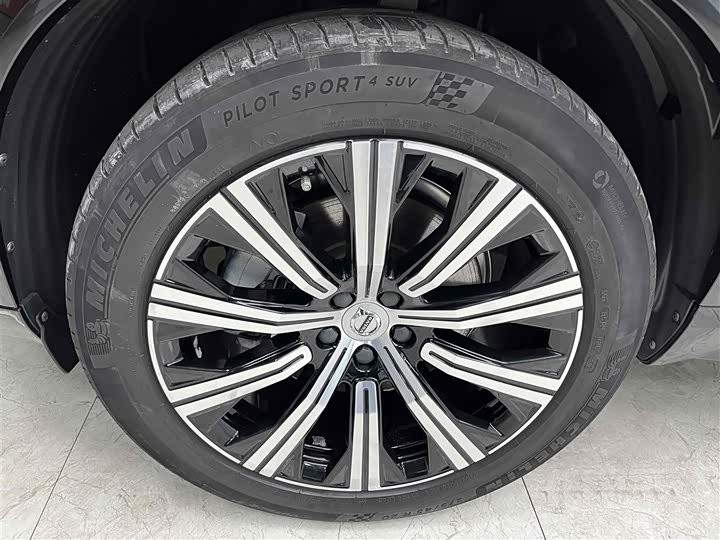 Фото 22 - Volvo XC90