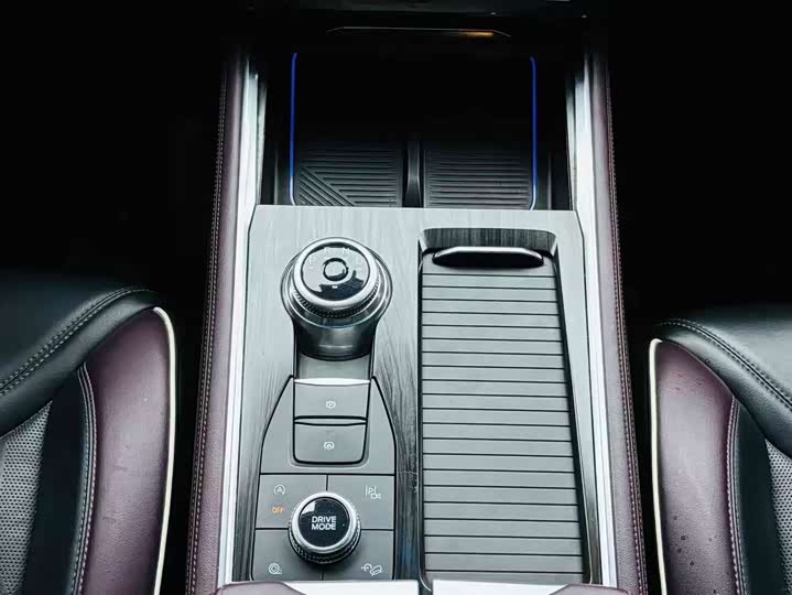 Фото 10 - Ford Explorer