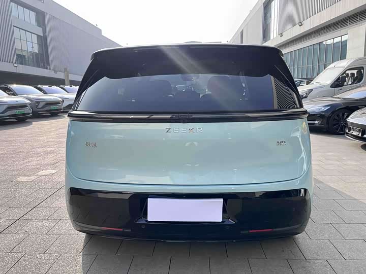 Фото 16 - Zeekr Mix