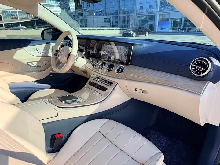 Фото 15 - Mercedes-Benz E-Class