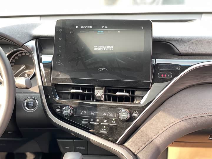 Фото 10 - Toyota Camry