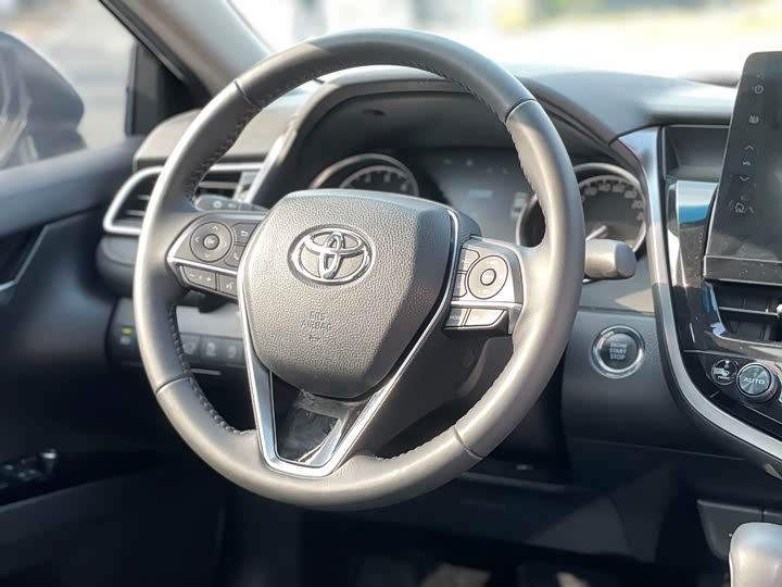 Фото 11 - Toyota Camry