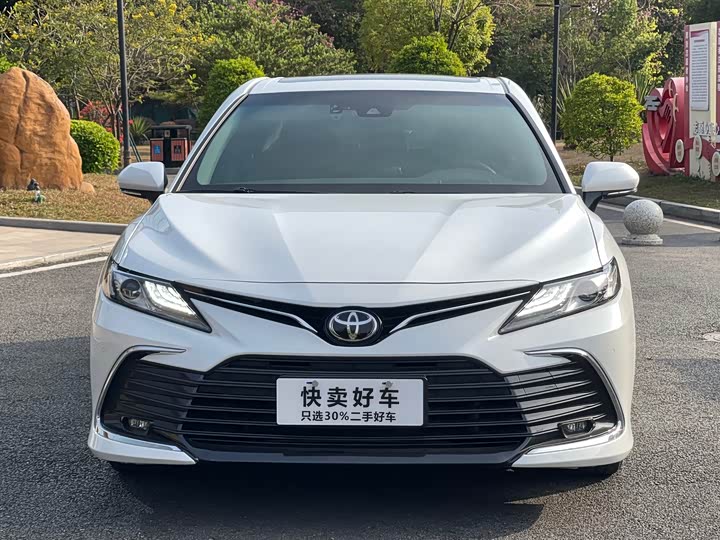 Фото 2 - Toyota Camry