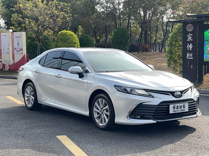 Фото 3 - Toyota Camry