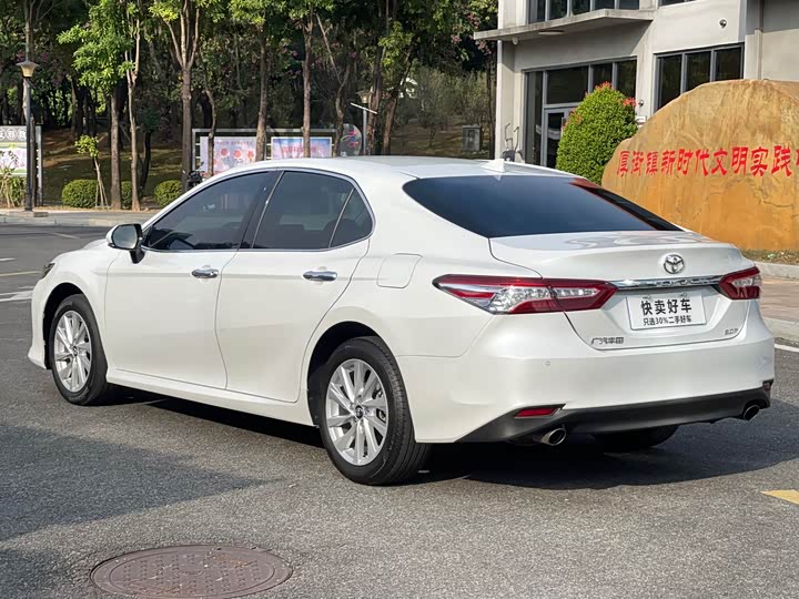 Фото 4 - Toyota Camry