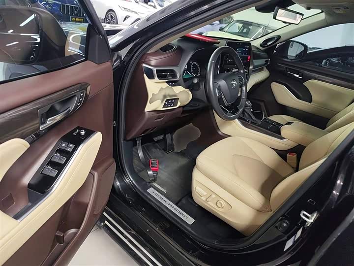 Фото 13 - Toyota Highlander