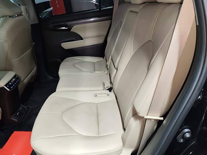 Фото 14 - Toyota Highlander