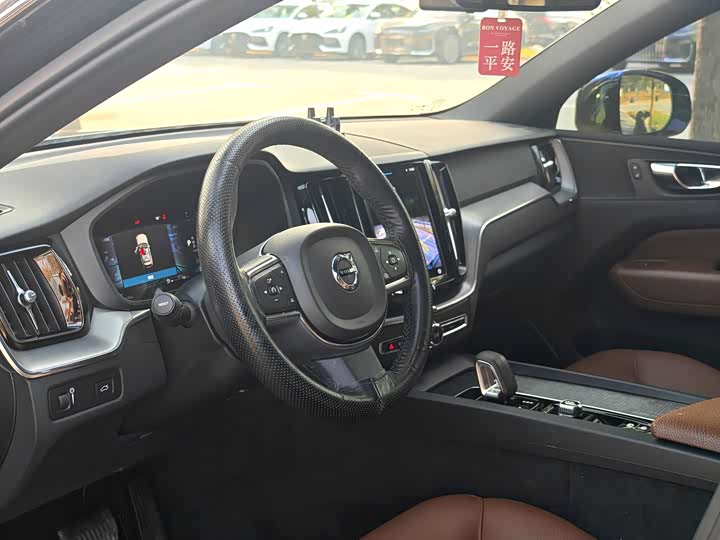 Фото 8 - Volvo XC60