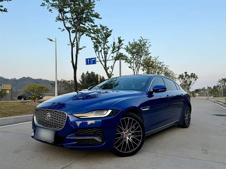 Фото 1 - Jaguar XE L