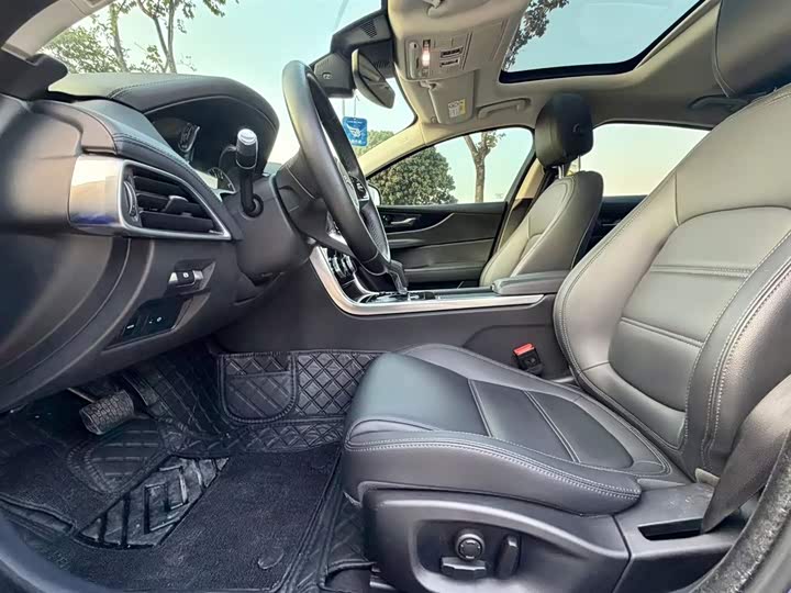 Фото 11 - Jaguar XE L