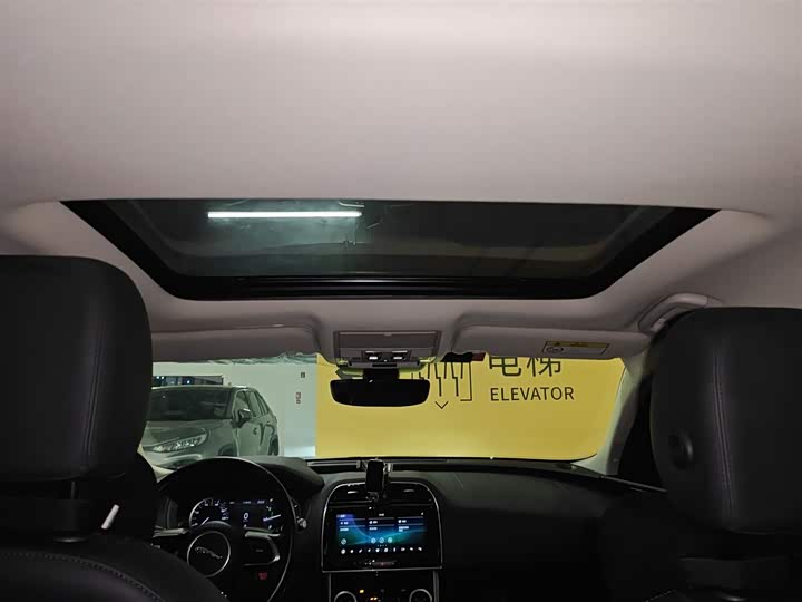 Фото 14 - Jaguar XE L