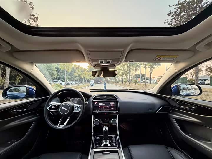 Фото 6 - Jaguar XE L