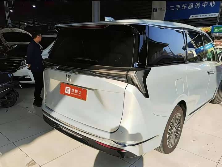 Фото 2 - Buick GL8 Hybrid