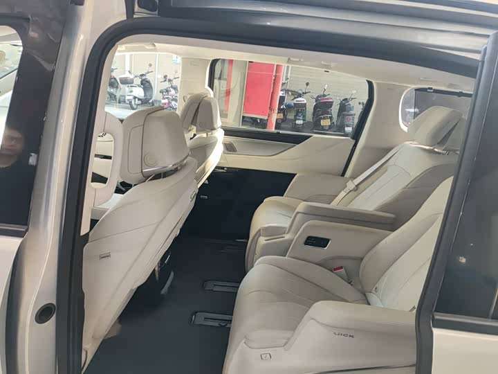 Фото 8 - Buick GL8 Hybrid