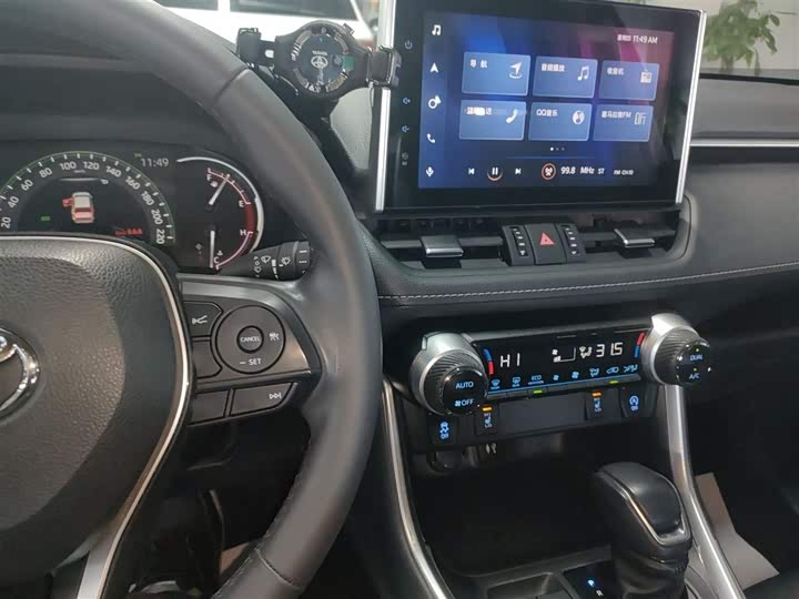 Фото 10 - Toyota RAV4