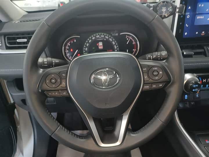 Фото 11 - Toyota RAV4