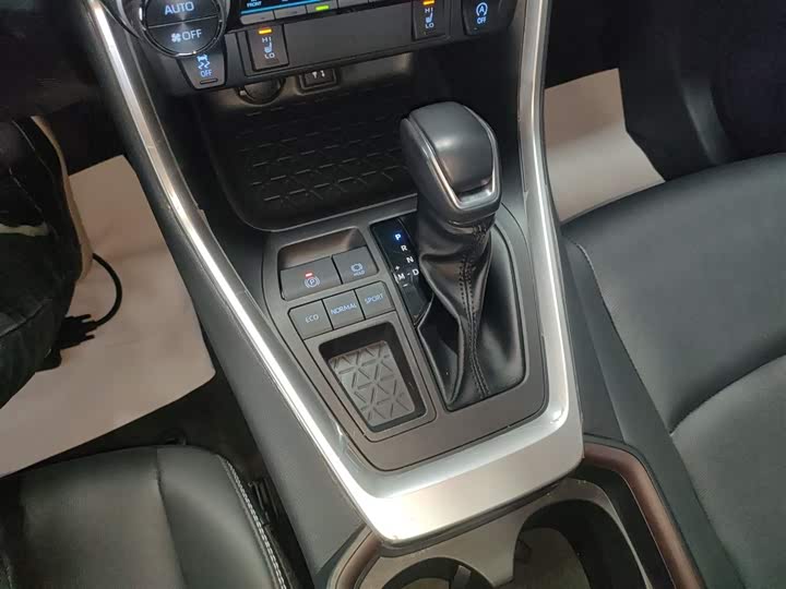 Фото 14 - Toyota RAV4