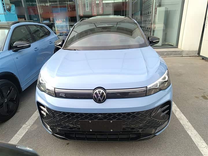 Фото 3 - Volkswagen Tiguan L Pro