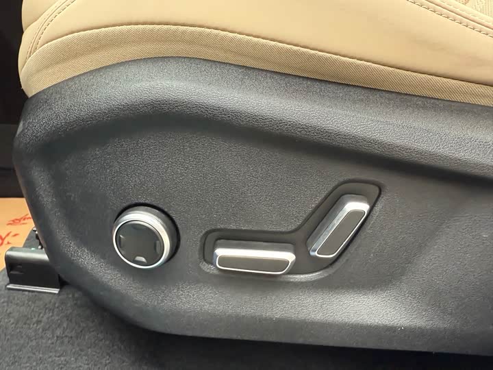 Фото 14 - Geely Monjaro