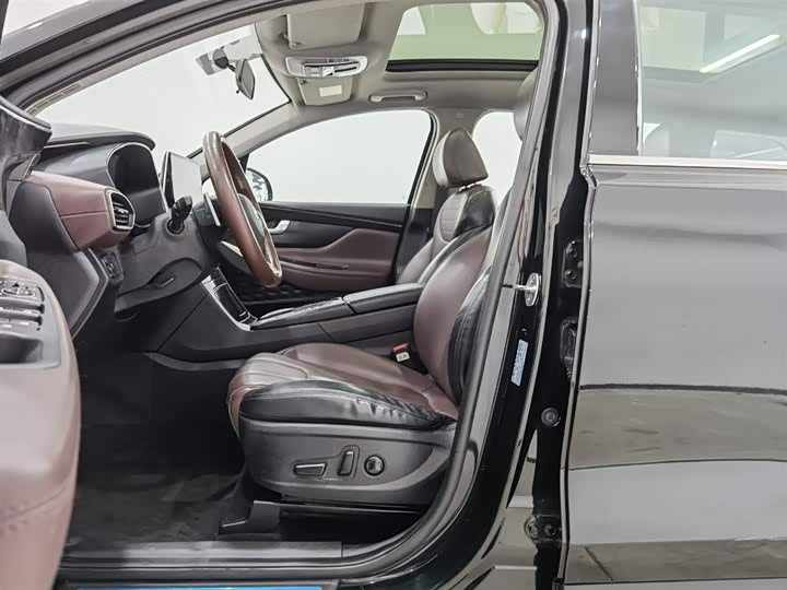 Фото 10 - Hyundai Santa Fe