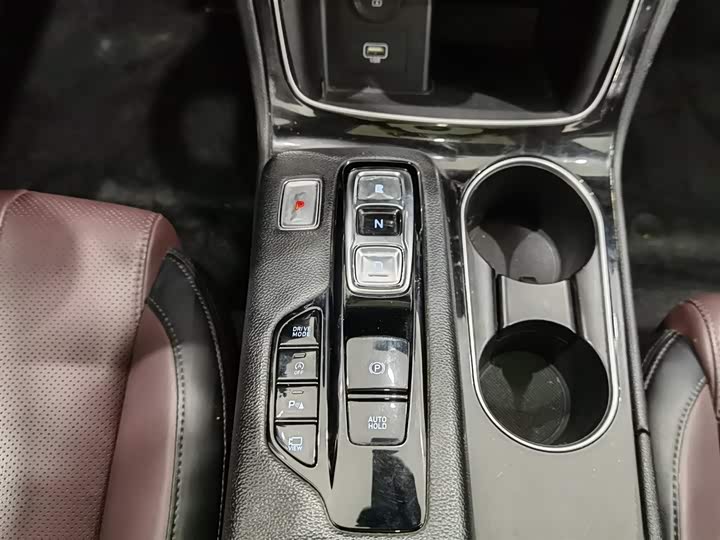 Фото 13 - Hyundai Santa Fe