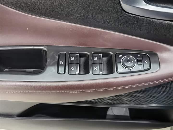 Фото 9 - Hyundai Santa Fe