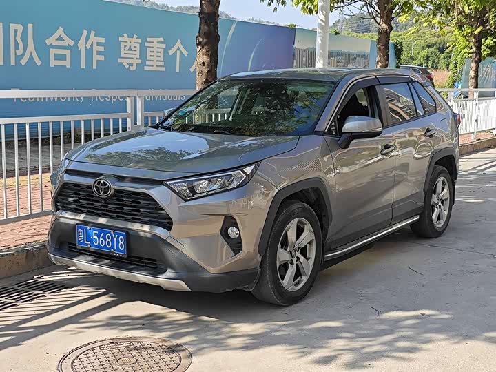 Фото 1 - Toyota RAV4