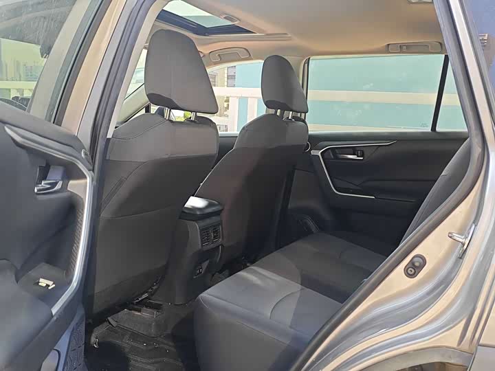 Фото 3 - Toyota RAV4