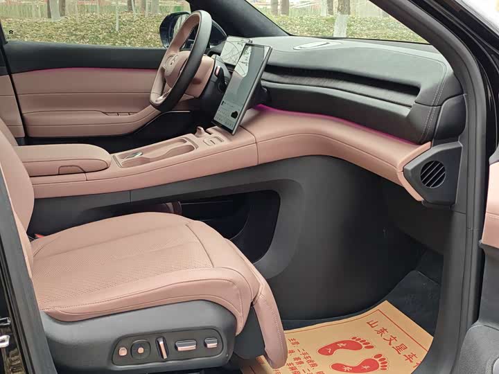 Фото 10 - Nio EC6