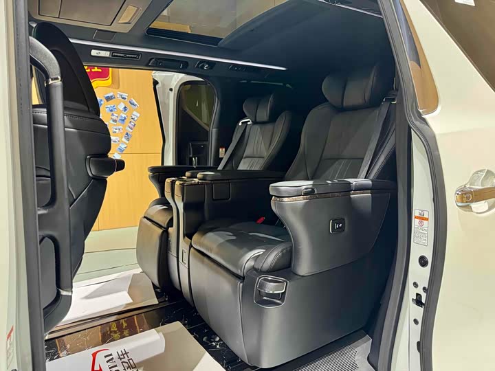 Фото 14 - Toyota Vellfire