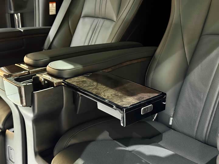 Фото 15 - Toyota Vellfire