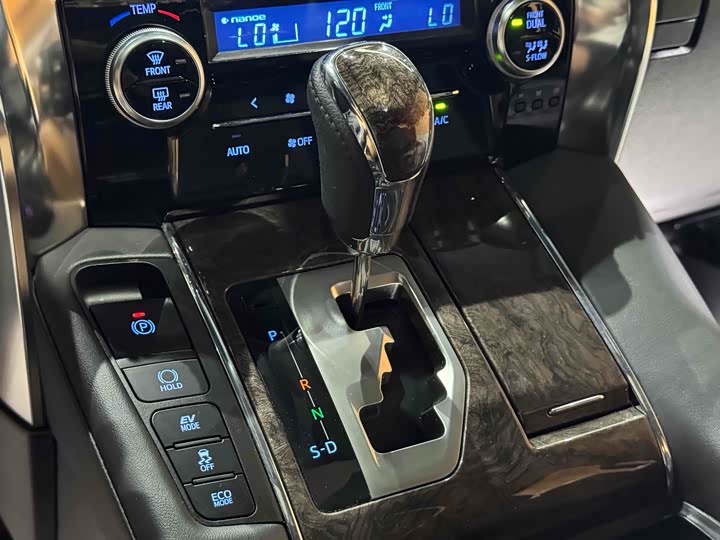 Фото 9 - Toyota Vellfire