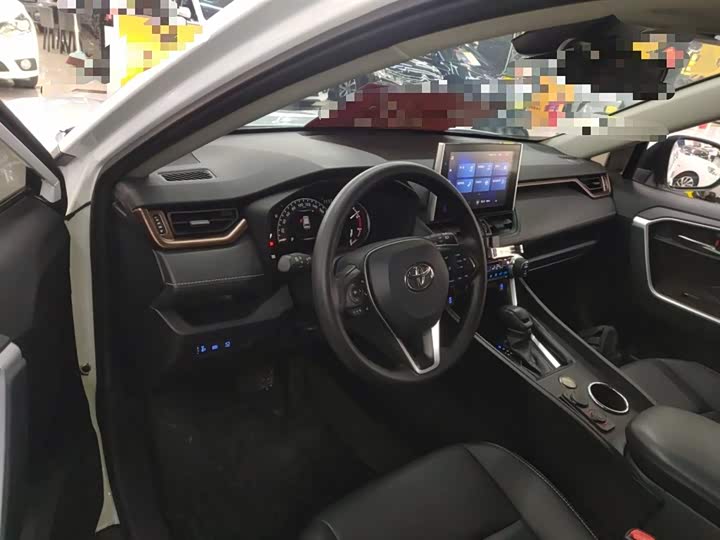 Фото 10 - Toyota RAV4