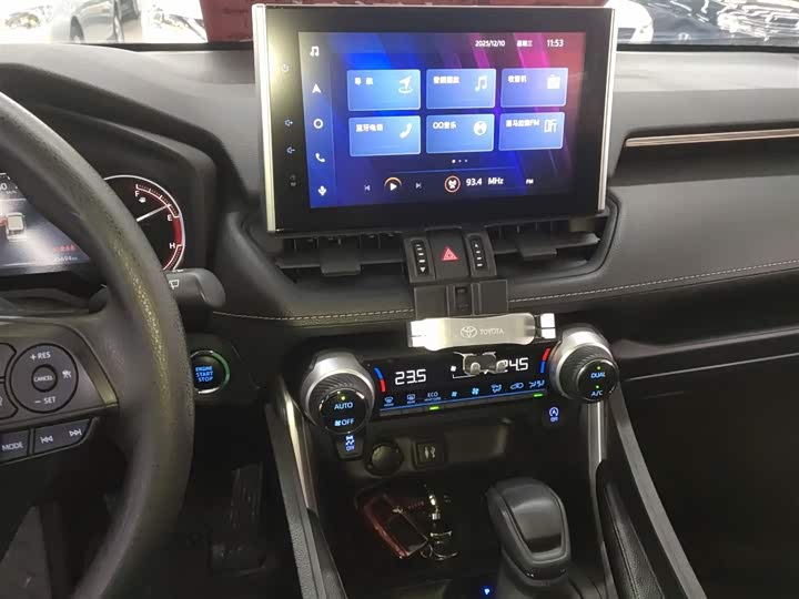 Фото 13 - Toyota RAV4