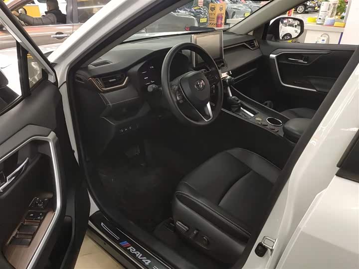 Фото 16 - Toyota RAV4