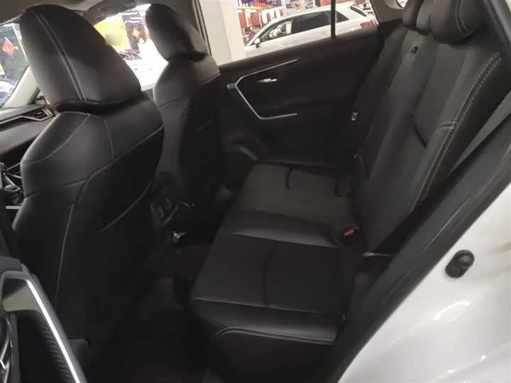 Фото 17 - Toyota RAV4