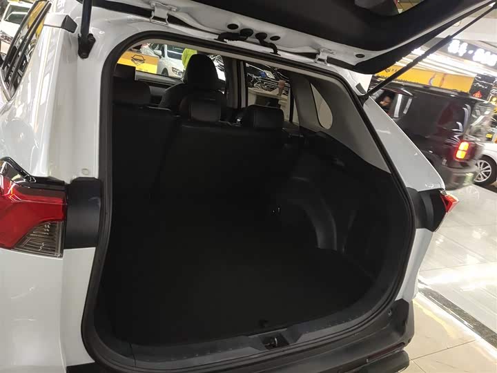 Фото 19 - Toyota RAV4