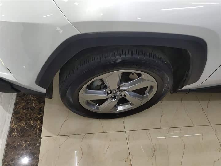 Фото 23 - Toyota RAV4