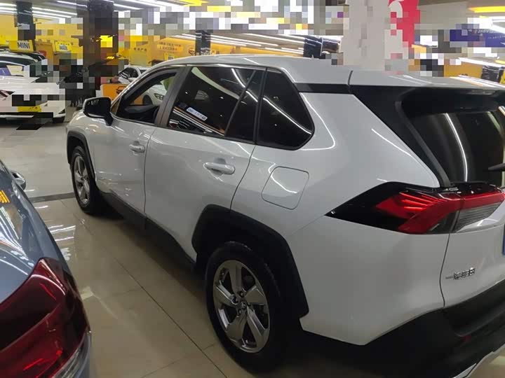 Фото 5 - Toyota RAV4