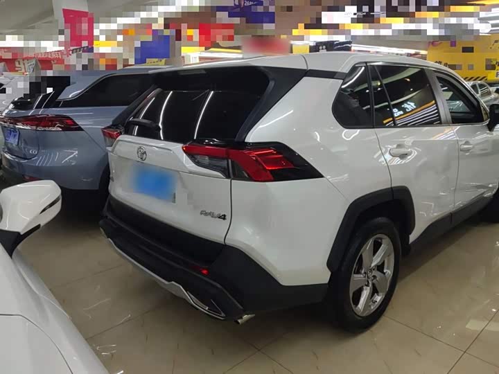 Фото 6 - Toyota RAV4