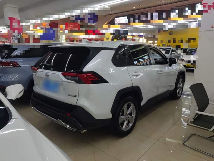 Фото 7 - Toyota RAV4