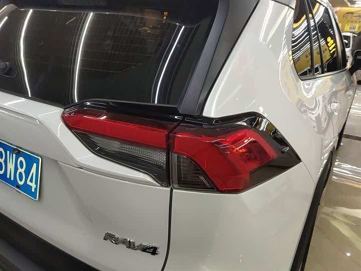 Фото 8 - Toyota RAV4